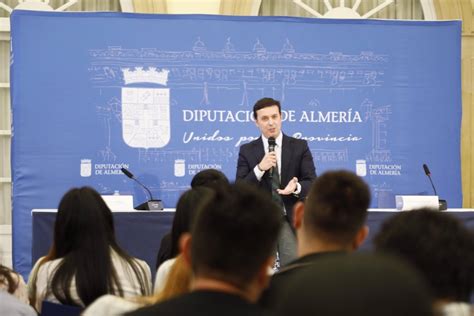 El presidente de Diputación de Almería recibe a 40 alumnos de Derech.